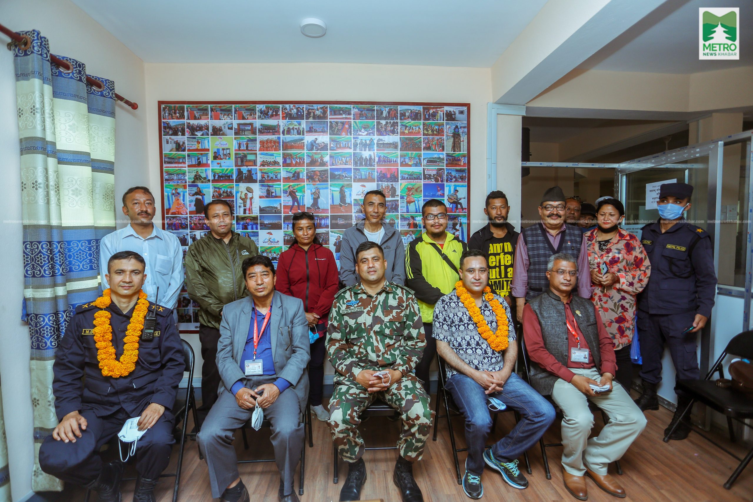 समुदाय प्रहरी साझेदारीद्वारा स्वयम्भू बृत्तका प्रमुख प्रहरी नायव उपरीक्षक लालध्वज सुवेदीलाई विदाई (फाेटाे फिचर)