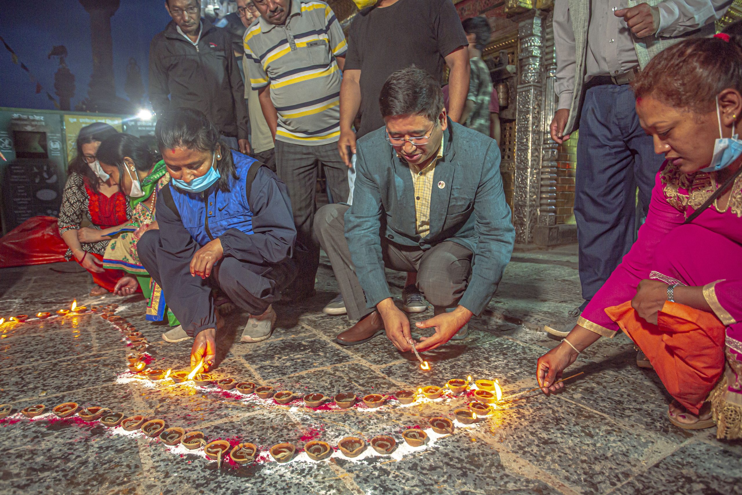 नक्शा पारित भएको खुशीमा दीप प्रज्वलन (फाेटाे फिचर)