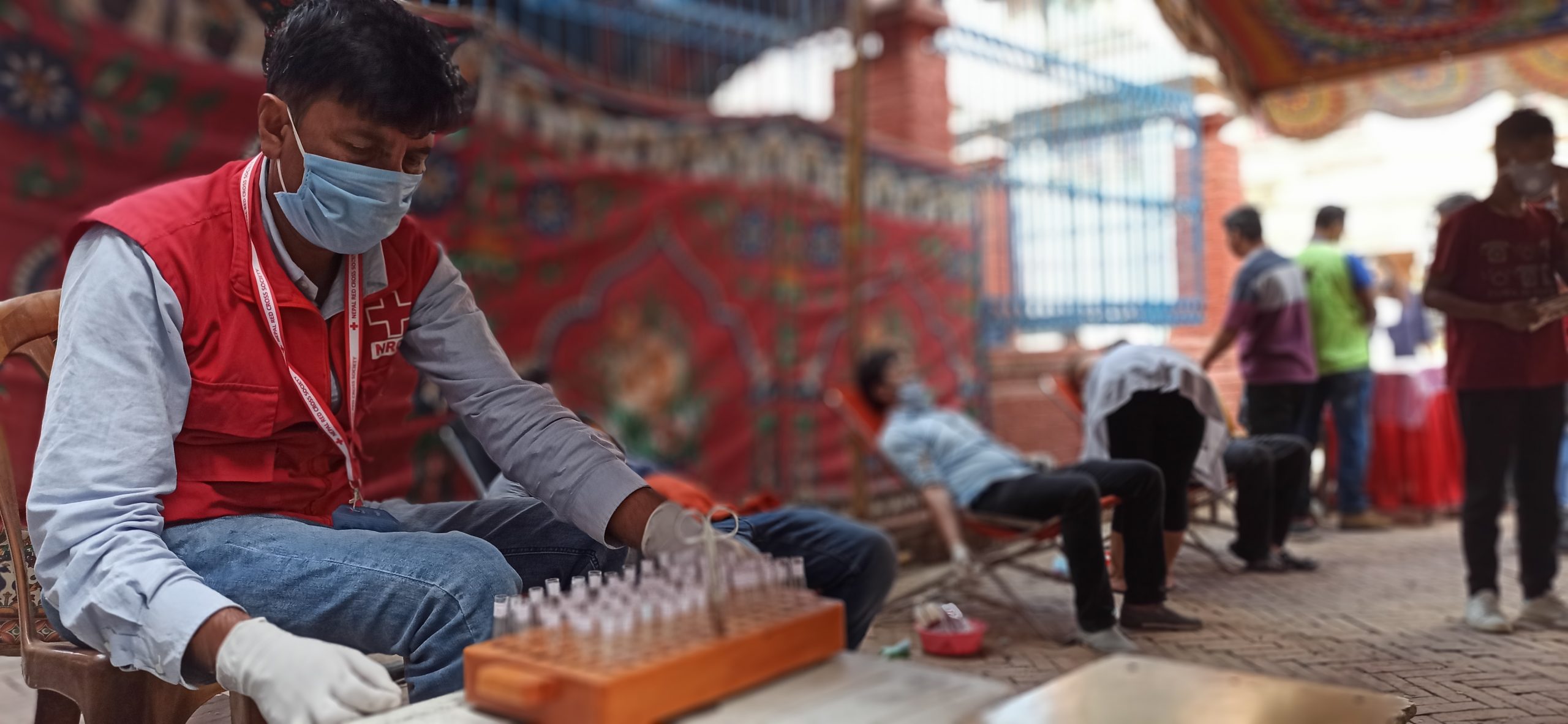 नारायण मन्दिर टोल सुधार समिति समाजको आयोजनामा रक्तदान (फाेटाे फिचर)