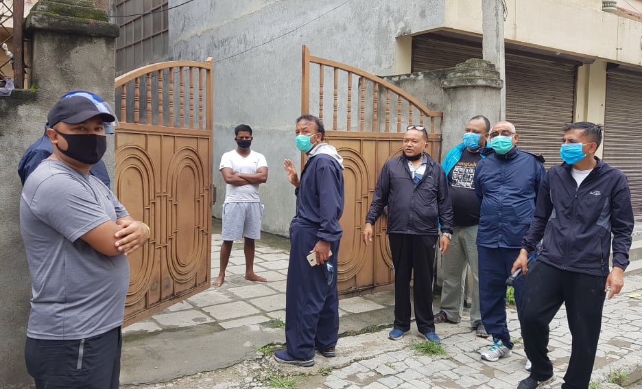 काठमाडौं -१५ डल्लु आवास क्षेत्रमा बाहिरी जिल्ला बाट आएका व्यक्तिहरुलाई होम क्वारेन्टाइनमा राखियो