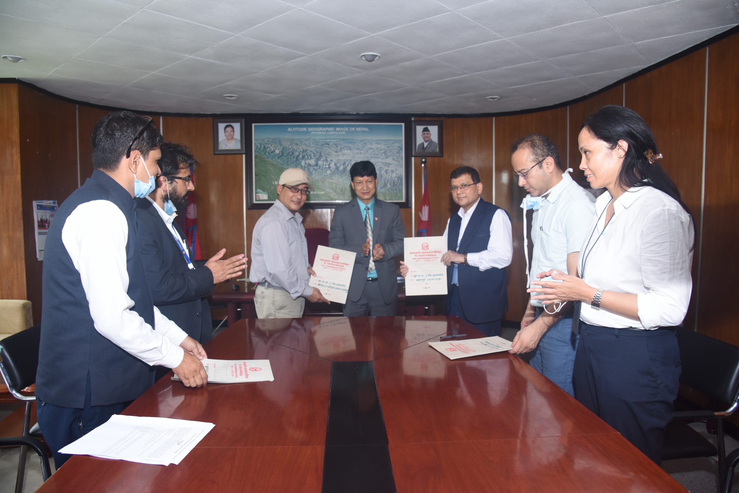 काठमाडौं महानगरबाट बीर अस्पताल र प्रसुति गृहलाई स्वास्थ्य सामाग्री तथा उपकरण सहयोग