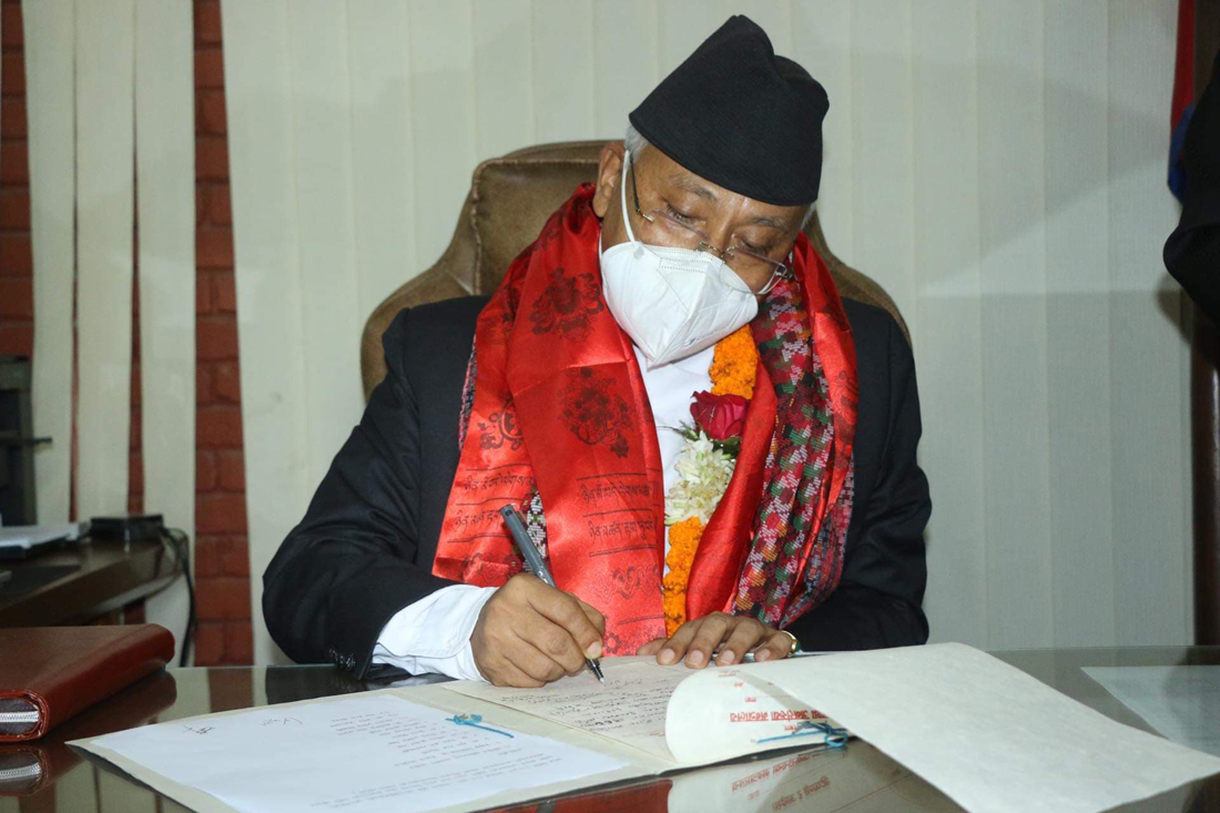 हल्ला नगरीकन छिट्टै नै खोप ल्याएर चमत्कार देखाउने छौं : मन्त्री श्रेष्ठ