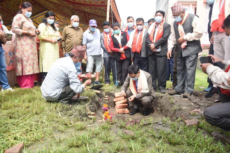 प्रमुख शाक्यबाट चःमतिमा परम्परागत शैलीमा निर्माण हुने ध्यान पार्ककाे शिलान्यास