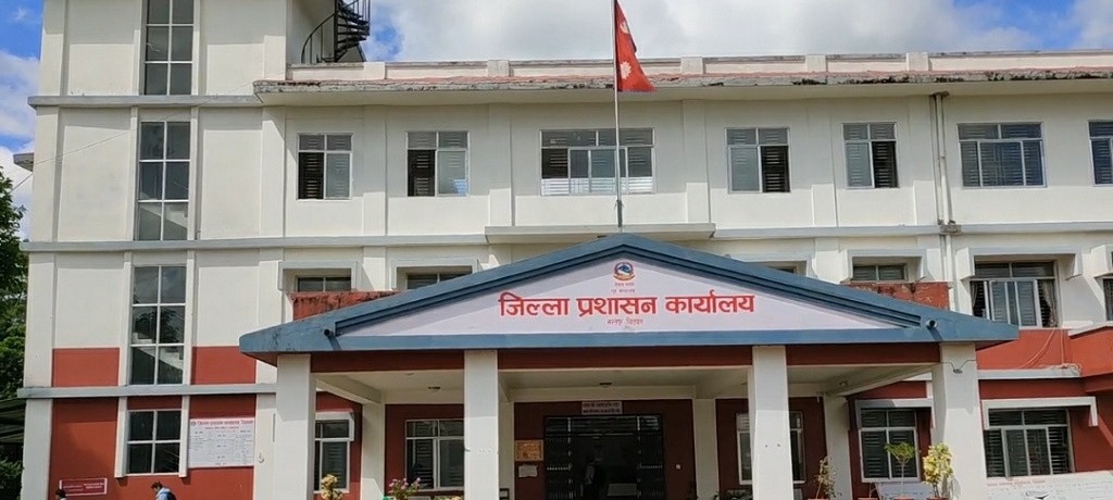 कोरोना सङ्क्रमण बढ्दै गएपछि चितवनका सरकारी कार्यालयको नियमित सेवा बन्द