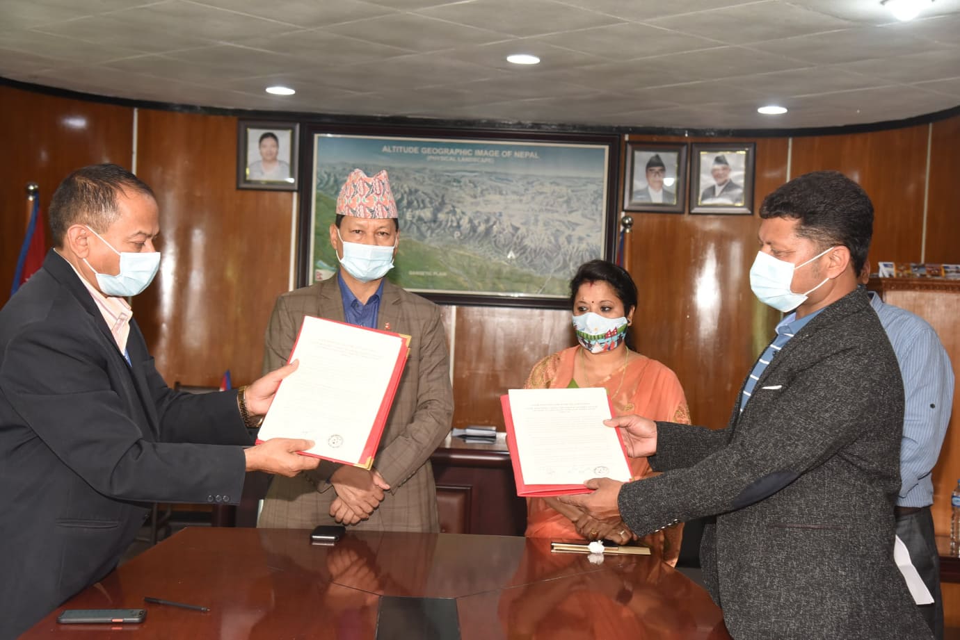 मनमोहन स्मृति सामुदायिक अस्पताललाई काठमाडौं महानगरको १५ लाख अनुदान