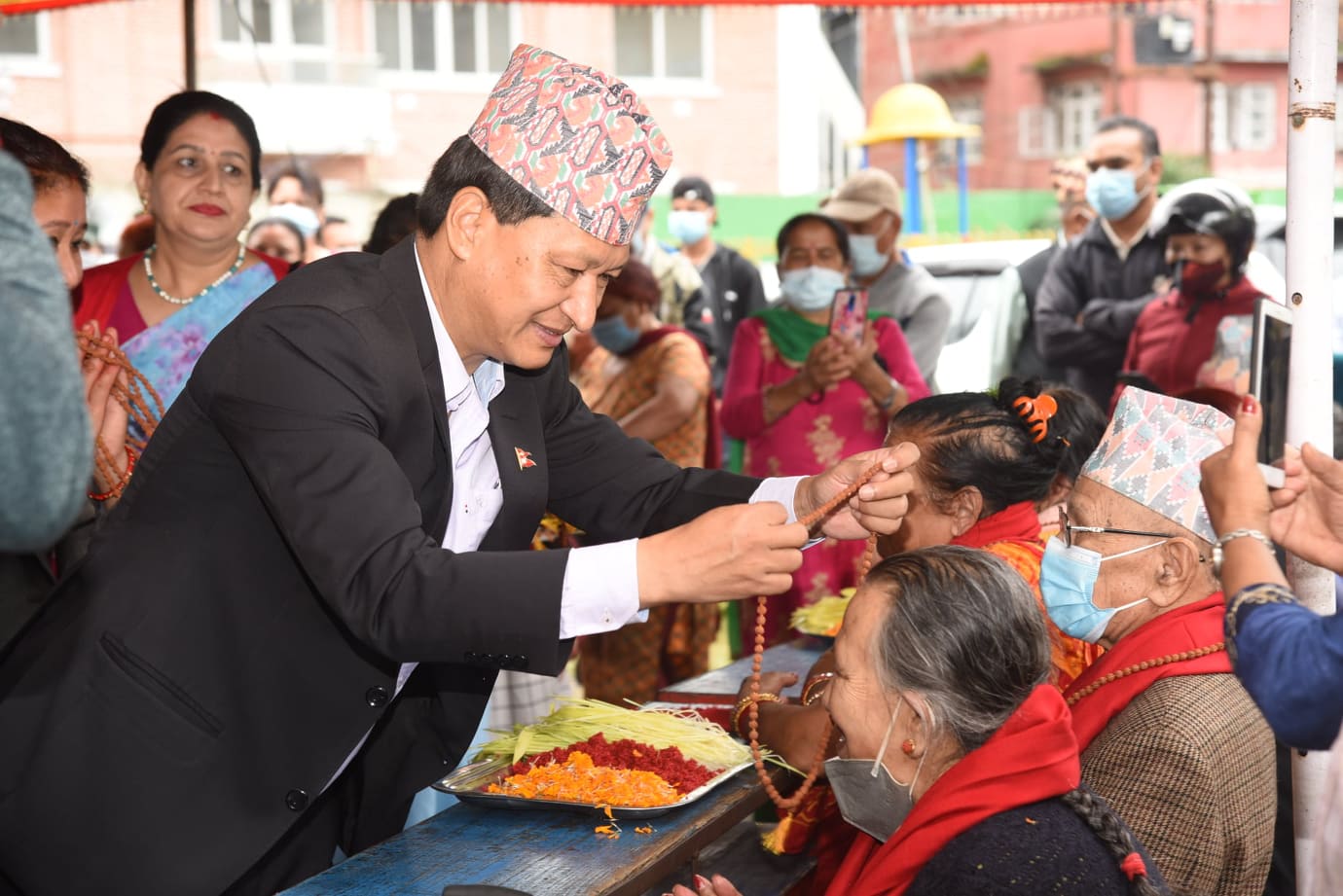 सामाजिक सद्भाव बढाउन सामुहिक टीकासँगै जेष्ठ नागरिक सम्मान