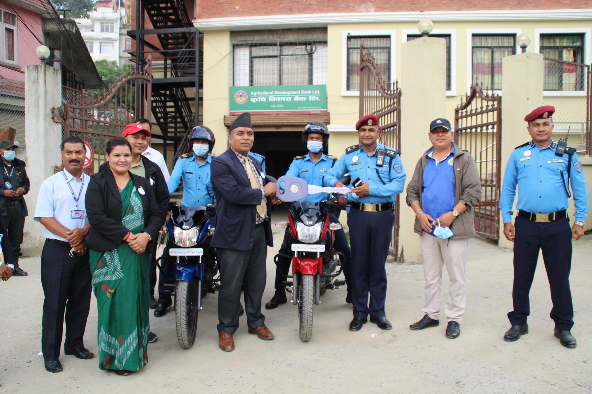 महानगरीय प्रहरी वृत्त कीर्तिपुरलाई नगरपालिकाद्वारा मोटरसाइकल सहयोग