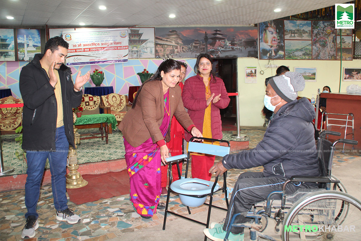 अपाङ्गता दिवसमा विभिन्न सामग्री र उपकरणहरू हस्तान्तरण