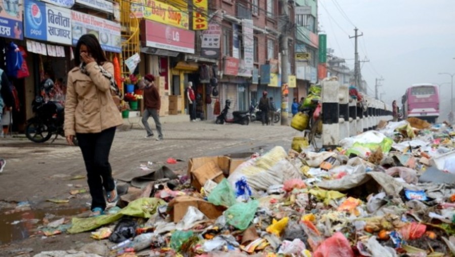 उपत्यकाको फोहर नउठ्दा फैलियो दुर्गन्ध