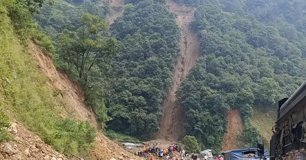 झ्याप्ले खोलामा पहिरो दुर्घटना: माथिल्लो सडकबाट खसेको पहिरोले सवारीसाधनमा ठूलो क्षति