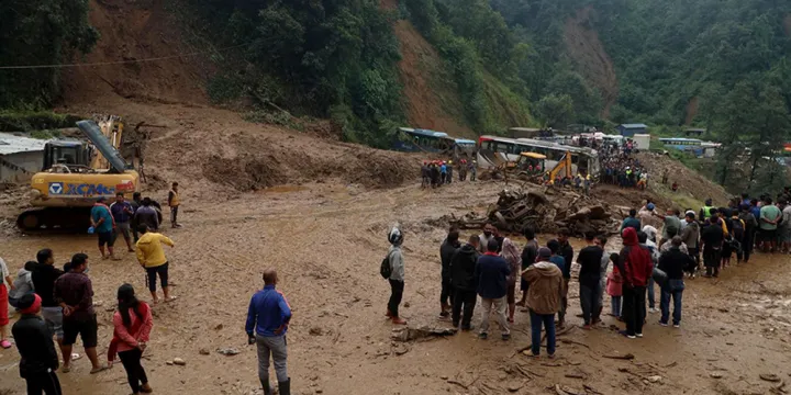 झ्याप्ले खोलामा पहिरो हटाइयो, ४८ घण्टापछि सडक खुला