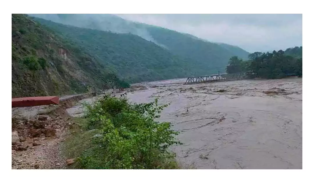 खुर्कोट र रामेछाप जोड्न बेलिब्रिज निर्माण हुँदै, हेटौंडाबाट ५ ट्रकमा समान लगिँदै