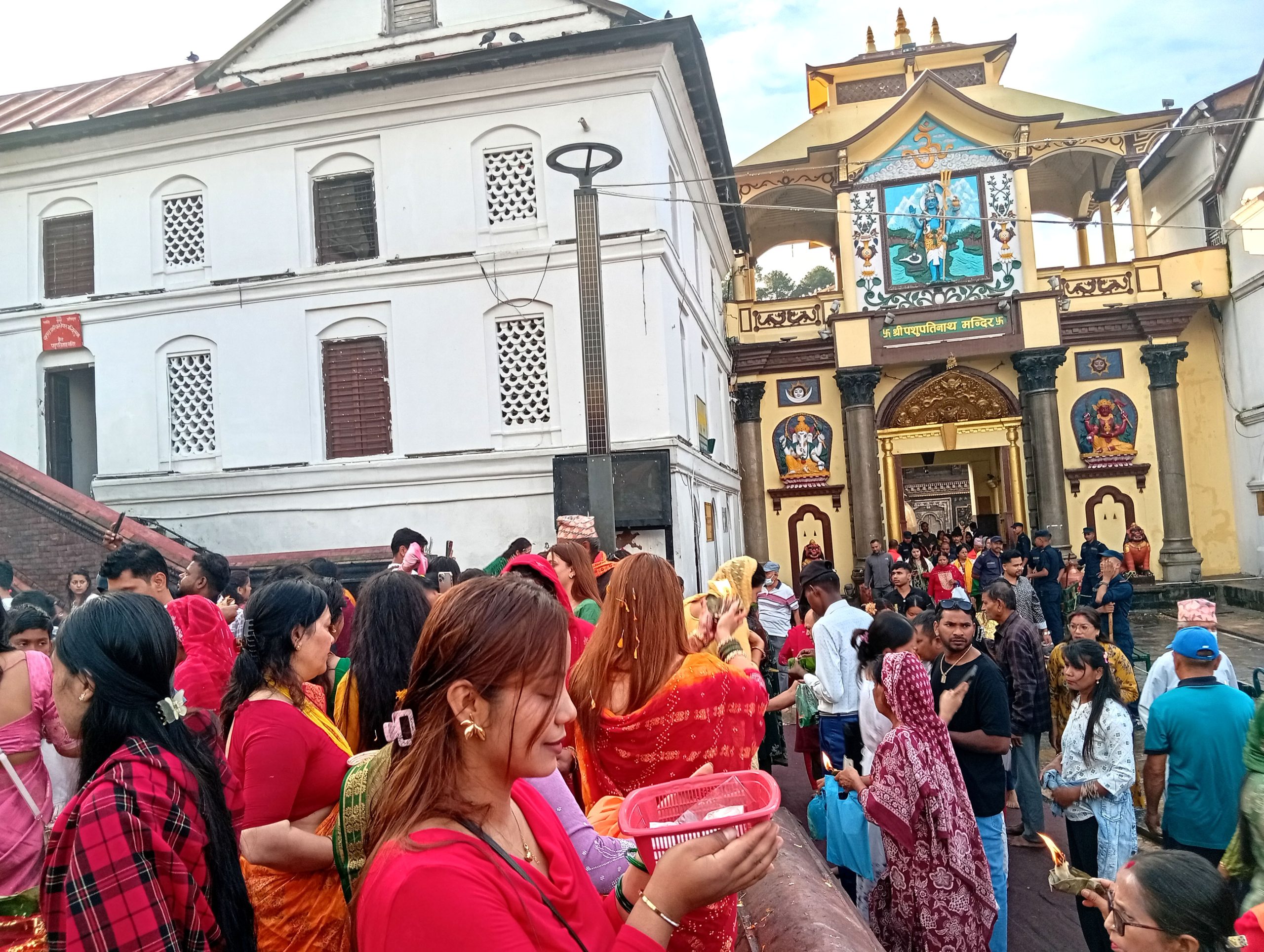 साउनको पहिलो सोमबार : पशुपतिनाथमा बिहानैदेखि भक्तजनको घुइँचो
